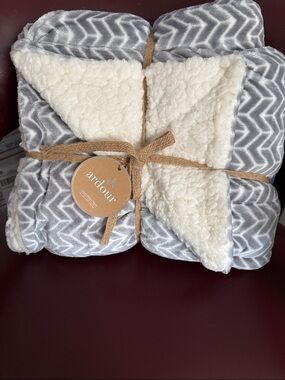 Ardour Gray Chevron Sherpa Reversible Throw Blanket — NWT